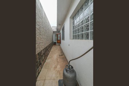 Casa à venda com 150m², 3 quartos e 4 vagasCorredor externo
