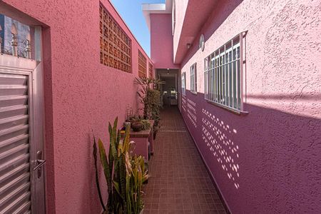 Casa à venda com 280m², 4 quartos e 2 vagas Casa à venda com 280m², 4 quartos e 2 vagasCorredor lateral ligando a garagem