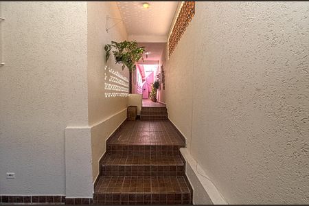 Casa à venda com 280m², 4 quartos e 2 vagas Casa à venda com 280m², 4 quartos e 2 vagasCorredor lateral ligando a garagem