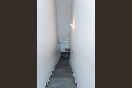 Casa à venda com 300m², 3 quartos e 5 vagas Casa à venda com 300m², 3 quartos e 5 vagasEscada