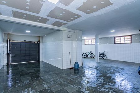 Casa à venda com 300m², 3 quartos e 5 vagas Casa à venda com 300m², 3 quartos e 5 vagasGaragem