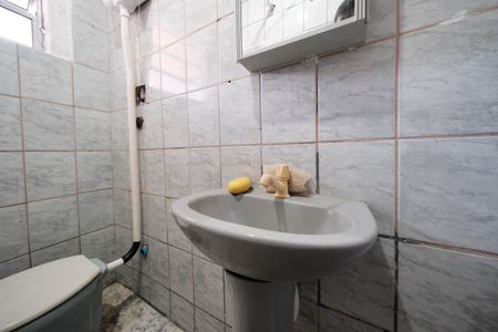 Banheiro Social de casa à venda com 1 quarto, 50m² em Jardim Verônia, São Paulo