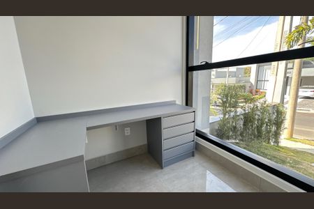 Casa de condomínio para alugar com 176m², 3 quartos e 4 vagasEscritório