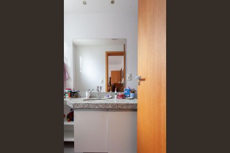 Apartamento à venda com 180m², 4 quartos e 2 vagas Apartamento à venda com 180m², 4 quartos e 2 vagasBanheiro da Suíte 2