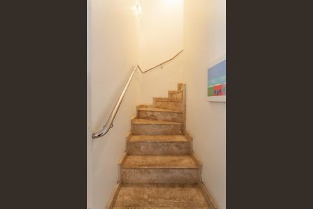 Apartamento à venda com 180m², 4 quartos e 2 vagas Apartamento à venda com 180m², 4 quartos e 2 vagasEscada