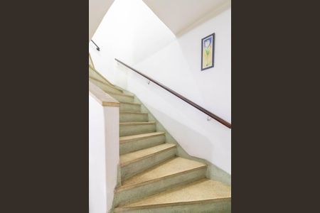 Casa à venda com 253m², 3 quartos e 3 vagas Casa à venda com 253m², 3 quartos e 3 vagasEscada