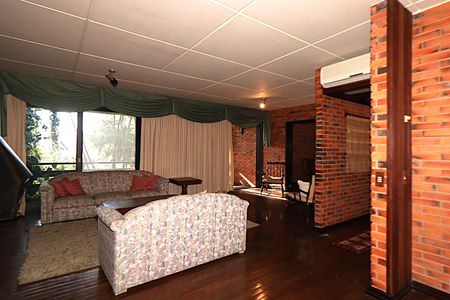 Casa para alugar com 338m², 5 quartos e 4 vagasSala