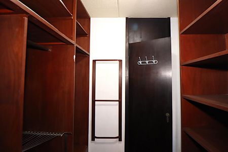 Casa para alugar com 338m², 5 quartos e 4 vagasSuíte - Closet
