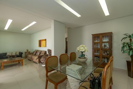 Casa à venda com 360m², 3 quartos e 5 vagasSala