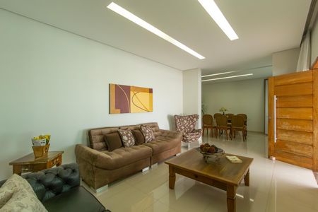 Sala de casa à venda com 3 quartos, 360m² em Santa Amelia, Belo Horizonte