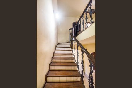 Casa de condomínio à venda com 385m², 4 quartos e 1 vagaEscada