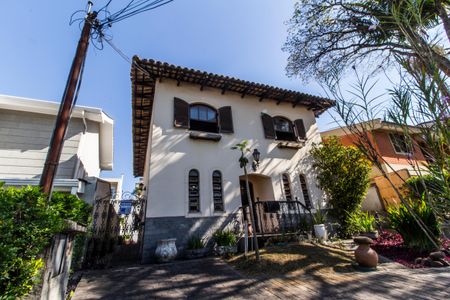 Casa de condomínio à venda com 385m², 4 quartos e 1 vagaFachada