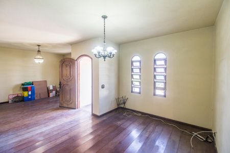 Casa de condomínio à venda com 385m², 4 quartos e 1 vagaSala