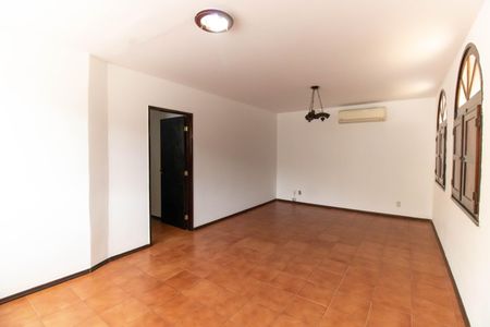 Casa à venda com 190m², 4 quartos e 5 vagas Casa à venda com 190m², 4 quartos e 5 vagasSala