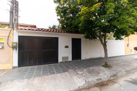 Casa à venda com 190m², 4 quartos e 5 vagas Casa à venda com 190m², 4 quartos e 5 vagasFachada