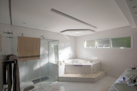 Casa para alugar com 550m², 4 quartos e 8 vagasBanheiro da Suíte 1