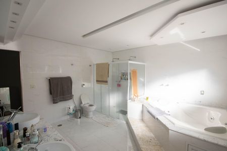 Casa para alugar com 550m², 4 quartos e 8 vagasBanheiro da Suíte 1