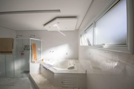 Casa para alugar com 550m², 4 quartos e 8 vagasBanheiro da Suíte 1