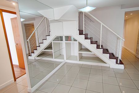 Apartamento à venda com 256m², 3 quartos e 2 vagasEscada