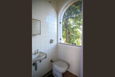 Casa à venda com 356m², 5 quartos e 4 vagasBanheiro de serviço