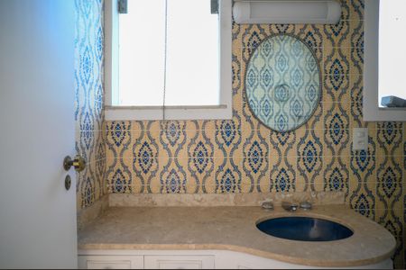 Casa à venda com 356m², 5 quartos e 4 vagasBanheiro da Suíte 2