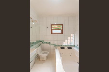 Casa à venda com 374m², 5 quartos e 3 vagas Casa à venda com 374m², 5 quartos e 3 vagasBanheiro