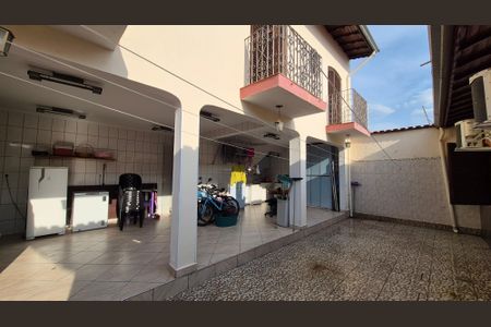 Casa à venda com 227m², 3 quartos e 4 vagas Casa à venda com 227m², 3 quartos e 4 vagasArea Externa