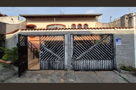 Casa à venda com 227m², 3 quartos e 4 vagas Casa à venda com 227m², 3 quartos e 4 vagasFachada