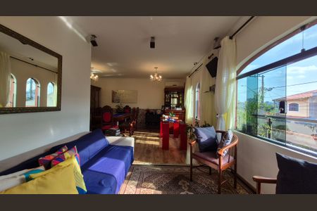 Casa à venda com 227m², 3 quartos e 4 vagas Casa à venda com 227m², 3 quartos e 4 vagasSala