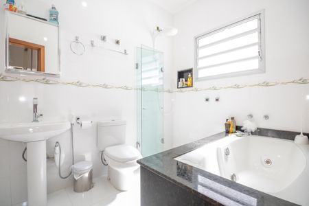 Casa à venda com 470m², 8 quartos e 7 vagasBanheiro da Suíte