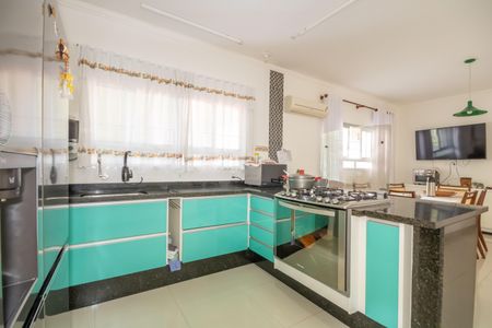 Casa à venda com 470m², 8 quartos e 7 vagasCozinha