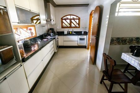 Casa à venda com 410m², 4 quartos e 4 vagasCozinha 