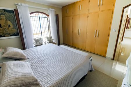 Casa à venda com 410m², 4 quartos e 4 vagasSuíte 2