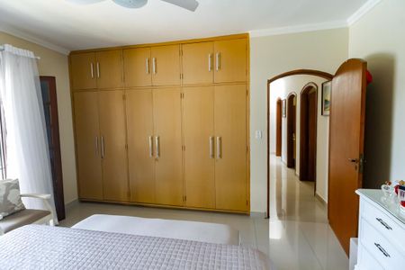 Casa à venda com 410m², 4 quartos e 4 vagasSuíte 2