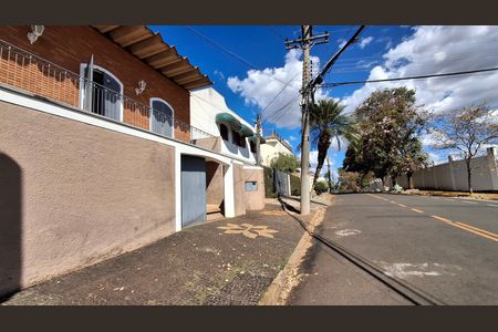 Casa à venda com 260m², 3 quartos e 3 vagas Casa à venda com 260m², 3 quartos e 3 vagasFachada