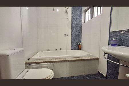 Casa à venda com 260m², 3 quartos e 3 vagas Casa à venda com 260m², 3 quartos e 3 vagasBanheiro da Suíte