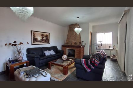 Casa à venda com 260m², 3 quartos e 3 vagas Casa à venda com 260m², 3 quartos e 3 vagasSala