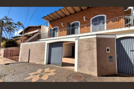 Casa à venda com 260m², 3 quartos e 3 vagas Casa à venda com 260m², 3 quartos e 3 vagasFachada