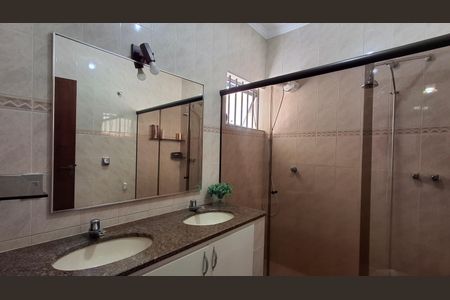 Casa à venda com 260m², 3 quartos e 3 vagas Casa à venda com 260m², 3 quartos e 3 vagasBanheiro