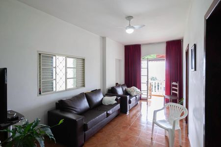 Casa à venda com 200m², 4 quartos e 4 vagasSala