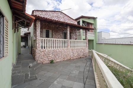 Casa à venda com 200m², 4 quartos e 4 vagasFachada