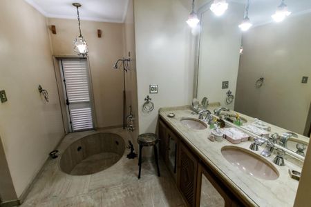 Casa para alugar com 540m², 4 quartos e 5 vagasBanheiro da Suíte 1