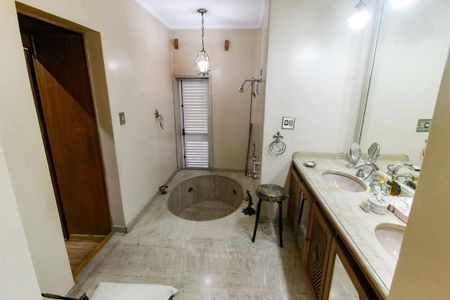 Casa para alugar com 540m², 4 quartos e 5 vagasBanheiro da Suíte 1