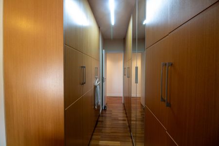 Apartamento à venda com 178m², 4 quartos e 3 vagas Apartamento à venda com 178m², 4 quartos e 3 vagasCloset da Suíte 2