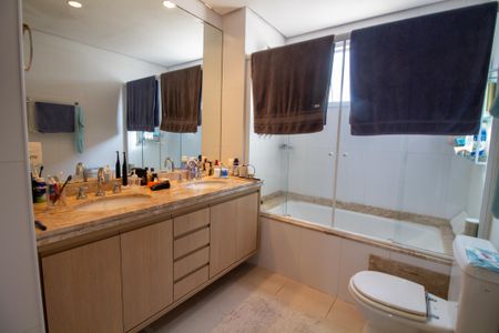 Apartamento à venda com 178m², 4 quartos e 3 vagas Apartamento à venda com 178m², 4 quartos e 3 vagasBanheiro da Suíte 2