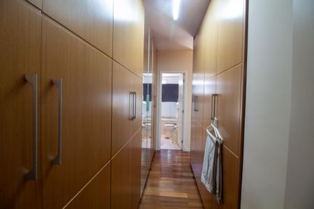 Apartamento à venda com 178m², 4 quartos e 3 vagas Apartamento à venda com 178m², 4 quartos e 3 vagasCloset da Suíte 2