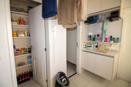 Apartamento à venda com 178m², 4 quartos e 3 vagas Apartamento à venda com 178m², 4 quartos e 3 vagasÁrea de Serviço