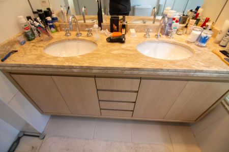 Apartamento à venda com 178m², 4 quartos e 3 vagas Apartamento à venda com 178m², 4 quartos e 3 vagasBanheiro da Suíte 2