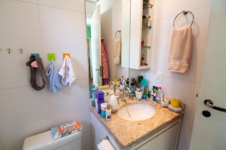 Apartamento à venda com 178m², 4 quartos e 3 vagas Apartamento à venda com 178m², 4 quartos e 3 vagasBanheiro da Suíte 1