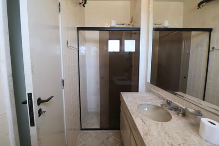 Apartamento para alugar com 336m², 4 quartos e 2 vagas Apartamento para alugar com 336m², 4 quartos e 2 vagasBanheiro da Suíte 2